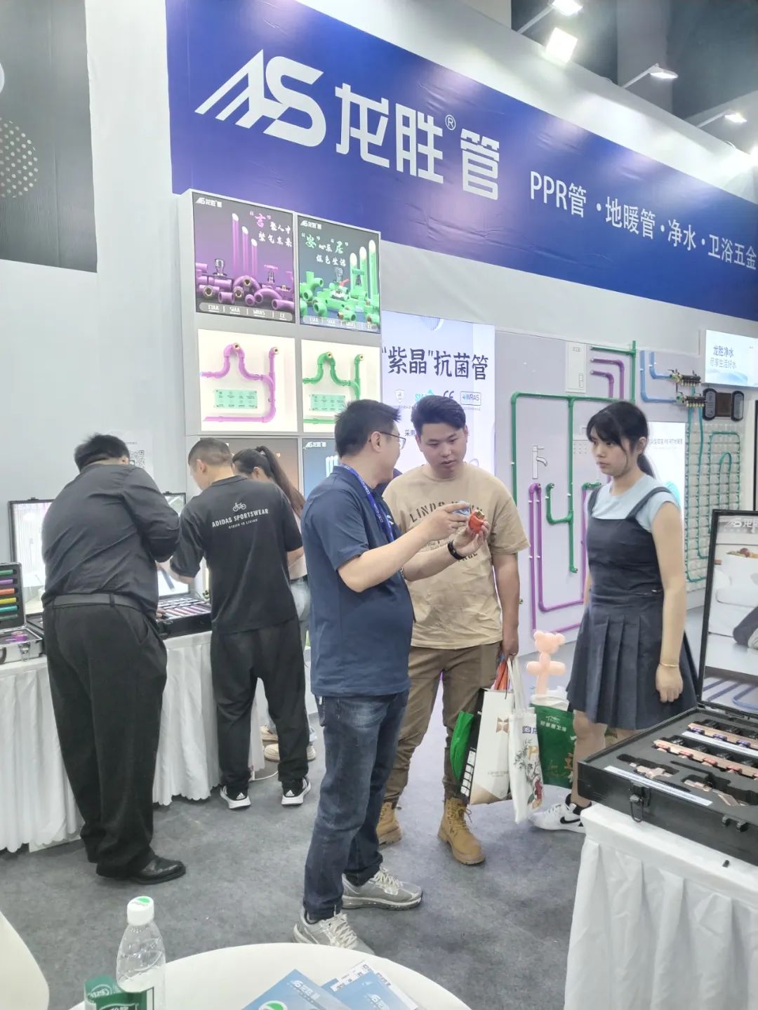 龍勝管2025成都建博會(huì)：用科技重塑健康，以藝術(shù)定義未來